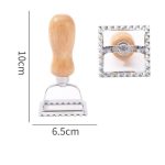 CORTADOR DE RAVIOLONES 65 mm x 65 mm METAL MANGO DE MADERA